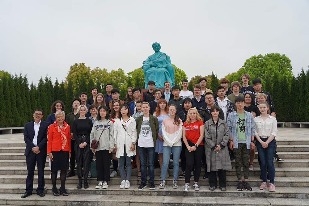 意大利马切拉塔市大学生与我院学生在吴健雄雕像前合影